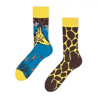 Zsiráfos felemás vidám zokni