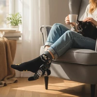 Kép 2/2 - Fekete macskás felemás vidám zokni