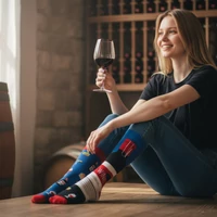 Kép 2/2 - Vörösboros felemás vidám zokni