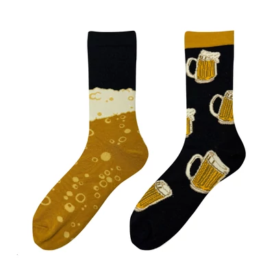 Sörrel koccintós felemás vidám zokni