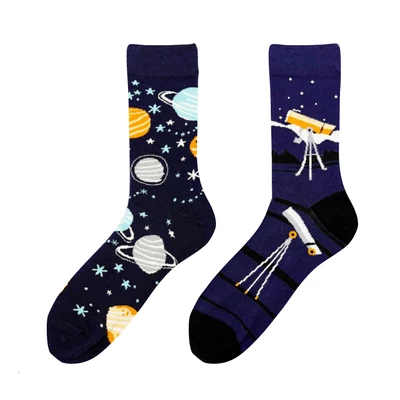 Világűr felemás vidám zokni