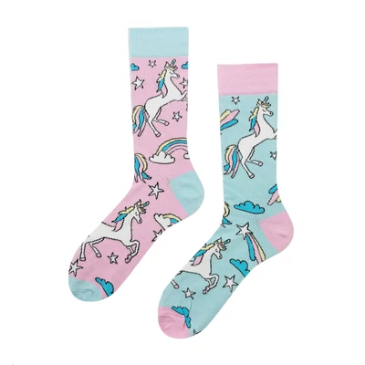 Szivárványos, unikornisos felemás vidám zokni