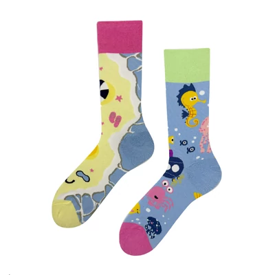 Tengerpart és állatkái felemás vidám zokni