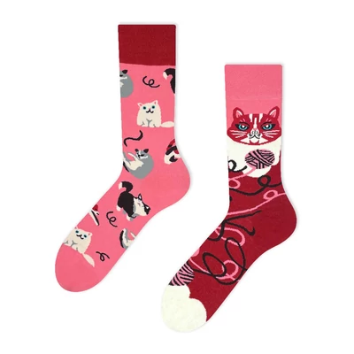 Macskás felemás vidám zokni