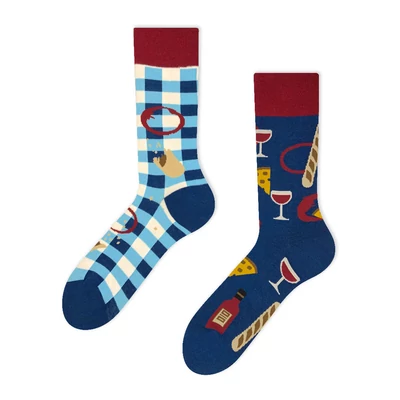 Borozós piknikes felemás vidám zokni